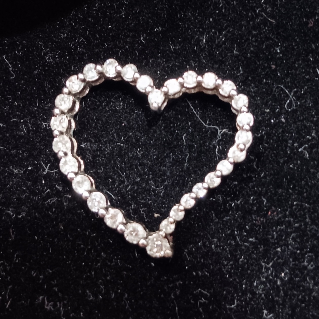 10k White Gold Diamond Heart Pendant